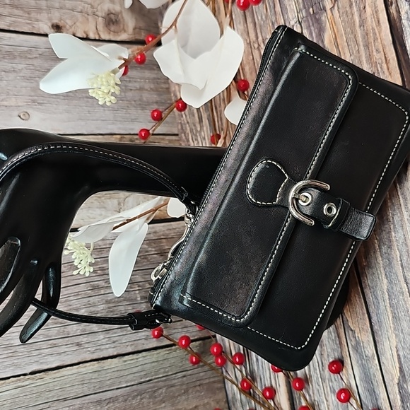 Coach Handbags - COACH BLACK LEATHER BUCKLE POCKET WRISTLET